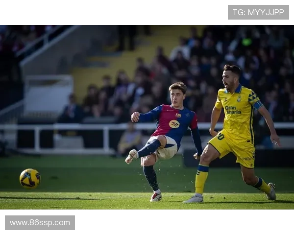 科莫将签巴萨18岁后卫昆卡